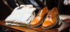 poto d'une paire de chaussure fabriquée en cuir de mangue et une chemise pliée fabriquée en textile de mangue
