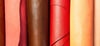 Panel de cuir végétal roulés de plusieurs couleurs flamboyantes présenté verticalement.