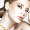 Boucles d'oreilles argent plaqué or rose améthyste sur un visage de femme cheveux long blonds