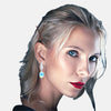 Boucles d'oreilles argent pierre opale et zirconium sur un visage de femme blonde cheveux longs
