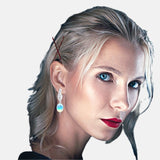 Boucles d'oreilles argent pierre opale et zirconium sur un visage de femme blonde cheveux longs