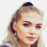 Boucles d'oreilles Améthyste verte naturelle sur un visage de femme  en portrait cheveux longs