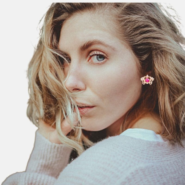 Boucles d'oreilles Argent Or rose précieuse rubis. sur un visage de femme cheveux longs châtain clair