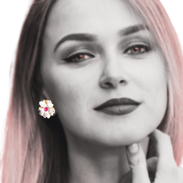 Boucles d'oreilles en argent tourmaline rose flamant sur un visage de femme blonde claire gros plan