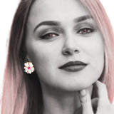 Boucles d'oreilles en argent tourmaline rose flamant sur un visage de femme blonde claire gros plan