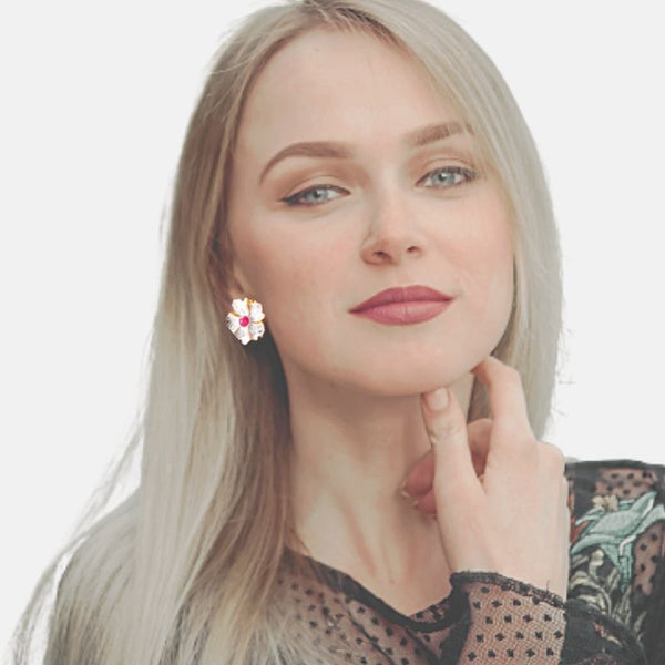 Boucles d'oreilles en argent tourmaline rose flamant sur un visage de femme blonde claire