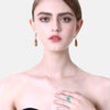 Buste de femme présente des boucles d'oreilles longue Argent oxyde de zyrconium plaqué or rose pierre citrine