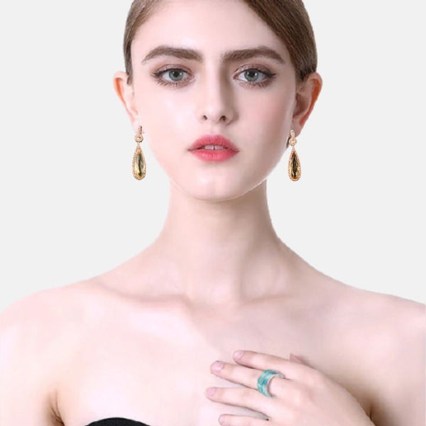 Buste de femme présente des boucles d'oreilles longue Argent oxyde de zyrconium plaqué or rose pierre citrine